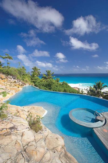 Free-form Infinity Pool in the Seychelles