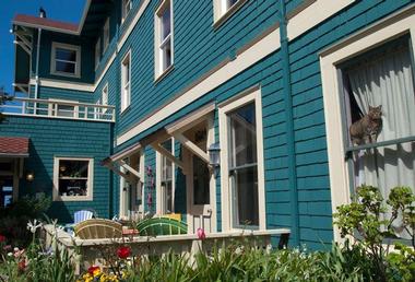 Affordable Romantic Beach Getaways: Sylvia Beach Hotel in Oregon