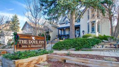 Romantic Getaways in Colorado: Dove Inn for Couples