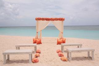 Caribbean beach weddings: Atlantis Paradise Island in the Bahamas