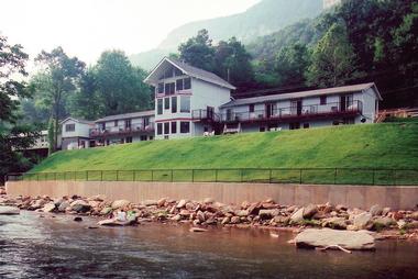 North Carolina Vacations: The Carter Lodge
