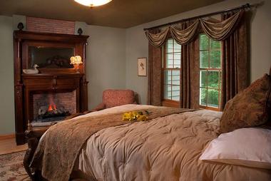 West Bend, WI - Hidden Serenity Bed and Breakfast, a Romantic Getaway for Couples