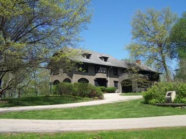 Four Mounds Inn - 3 hours from Des Moines